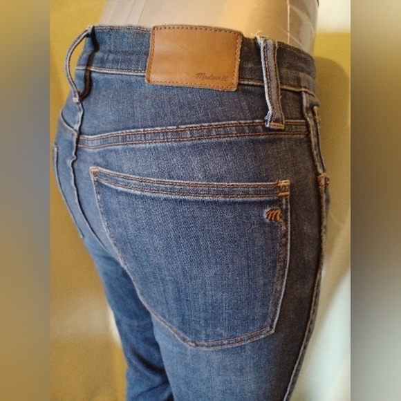 A Madewell 10" High-Rise Skinny Jeans in Danny Wash - Picture 4 of 8